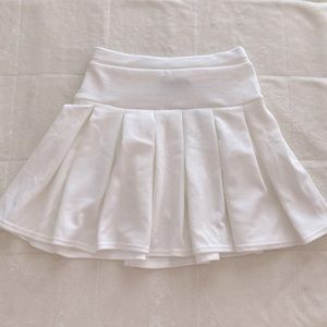 Boohoo white pleated skirt